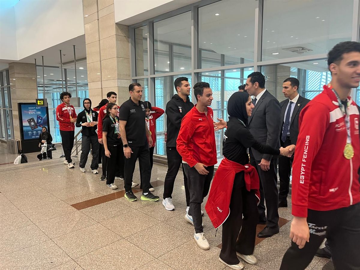 <strong>وزير الرياضة يستقبل منتخب السلاح بعد تصدره بطولة إفريقيا بـ 42 ميدالية</strong>