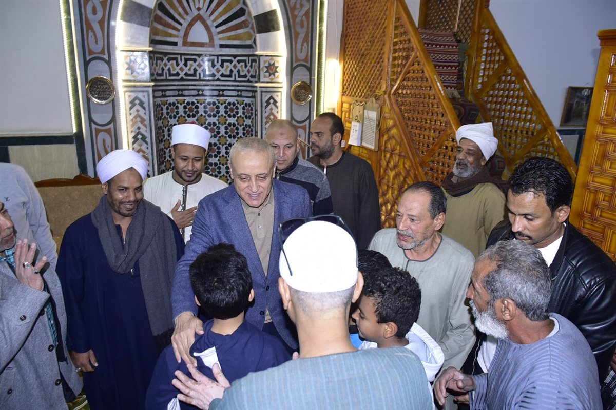 محافظ الأقصر يصلي التراويح مع المواطنين