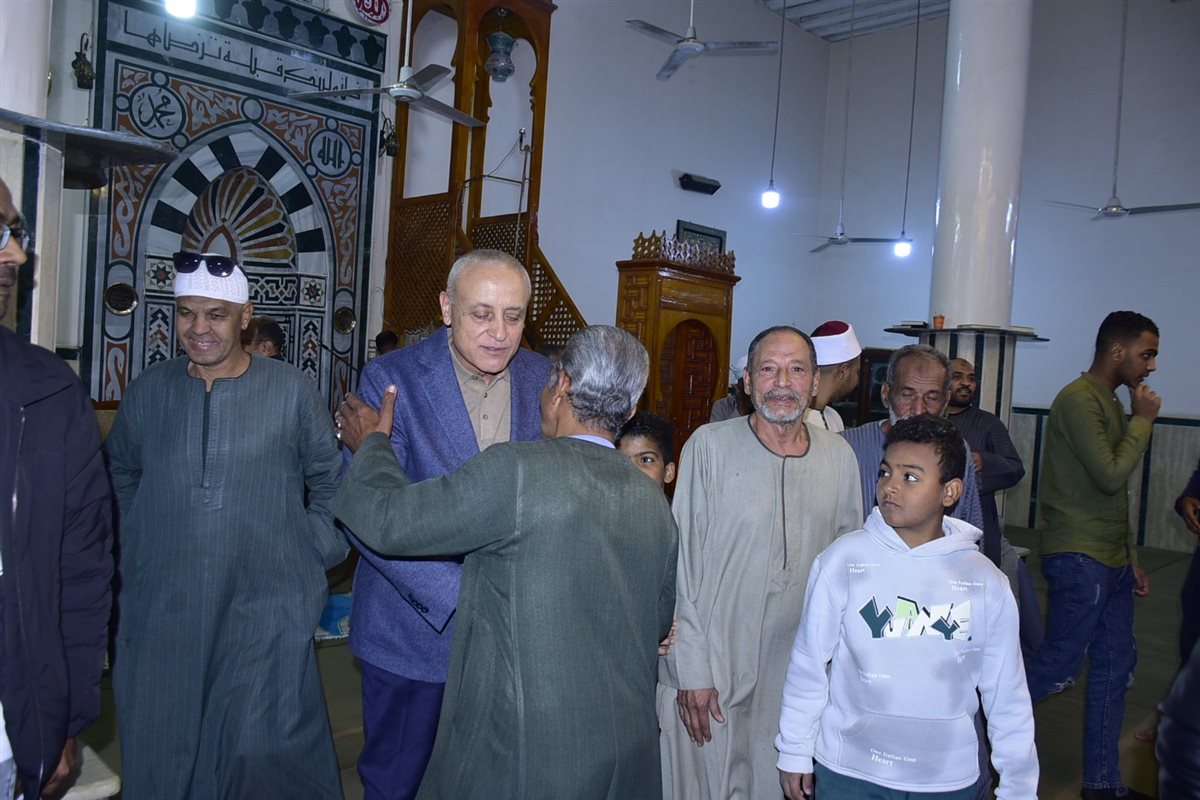محافظ الأقصر يصلي التراويح مع المواطنين