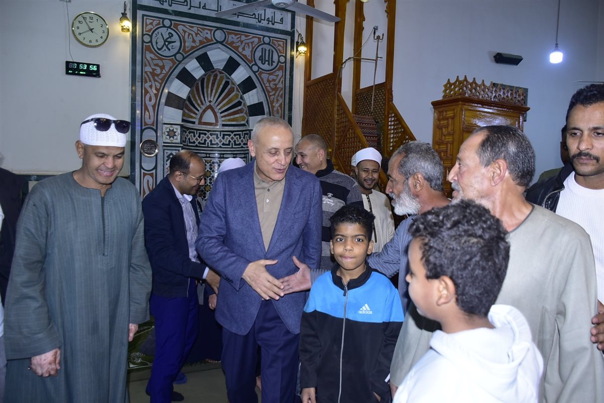 محافظ الأقصر يصلي التراويح مع المواطنين