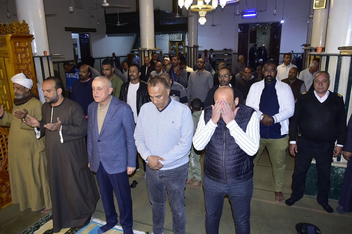 محافظ الأقصر يصلي التراويح مع المواطنين