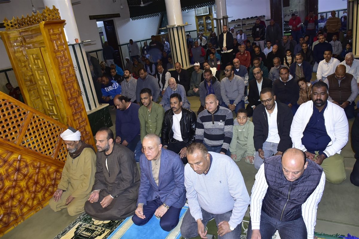 محافظ الأقصر يصلي التراويح مع المواطنين