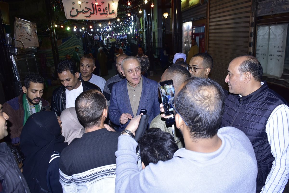 محافظ الأقصر يصلي التراويح مع المواطنين