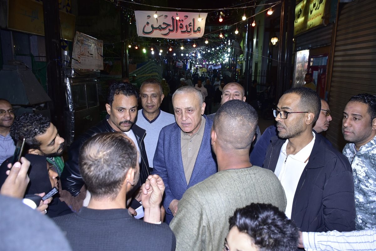 محافظ الأقصر يصلي التراويح مع المواطنين