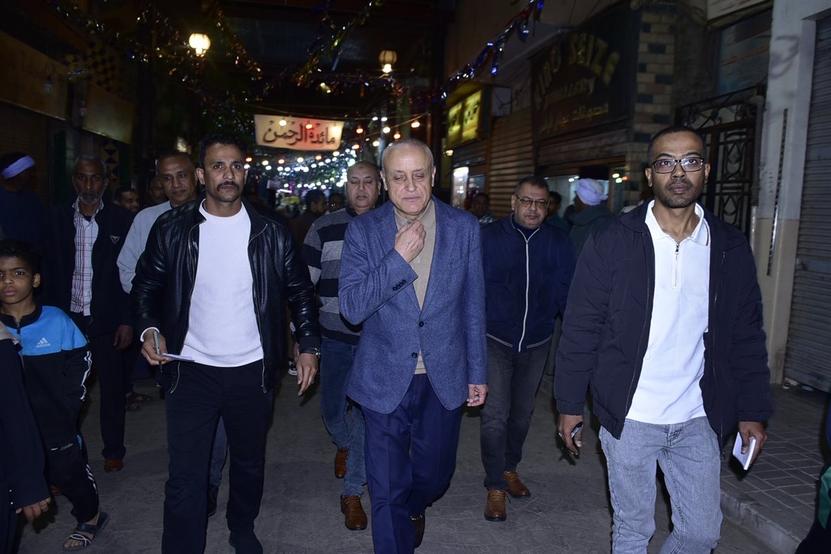 محافظ الأقصر يصلي التراويح مع المواطنين