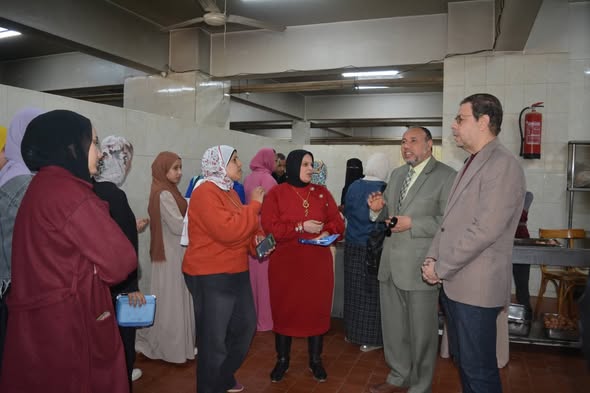 نائب رئيس جامعة الأزهر للوجه القبلي يتفقد مطعم المدينة الجامعية للطالبات بأسيوط ويؤكد: لا تهاون مع أي تقصير<br>&nbsp;