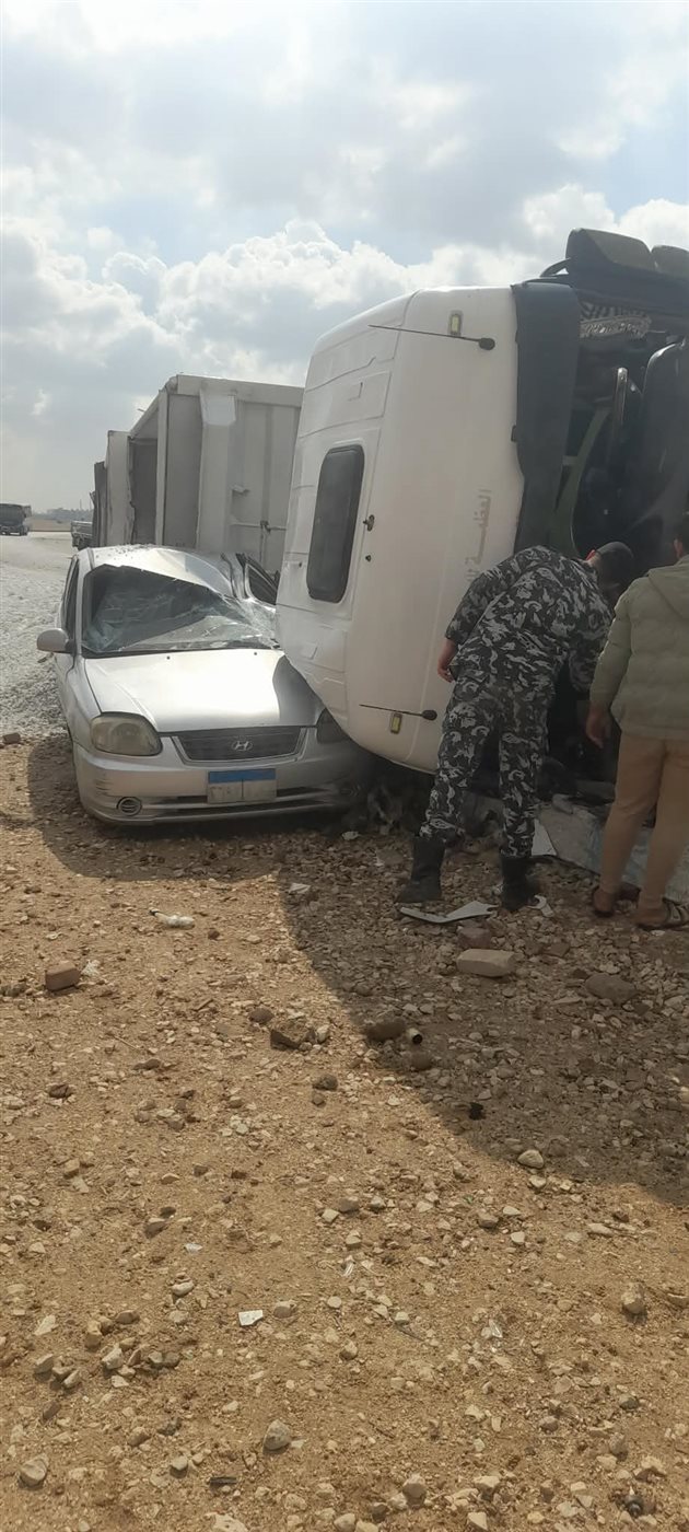 انقلاب سيارة نقل أعلى سيارة ملاكي في السويس