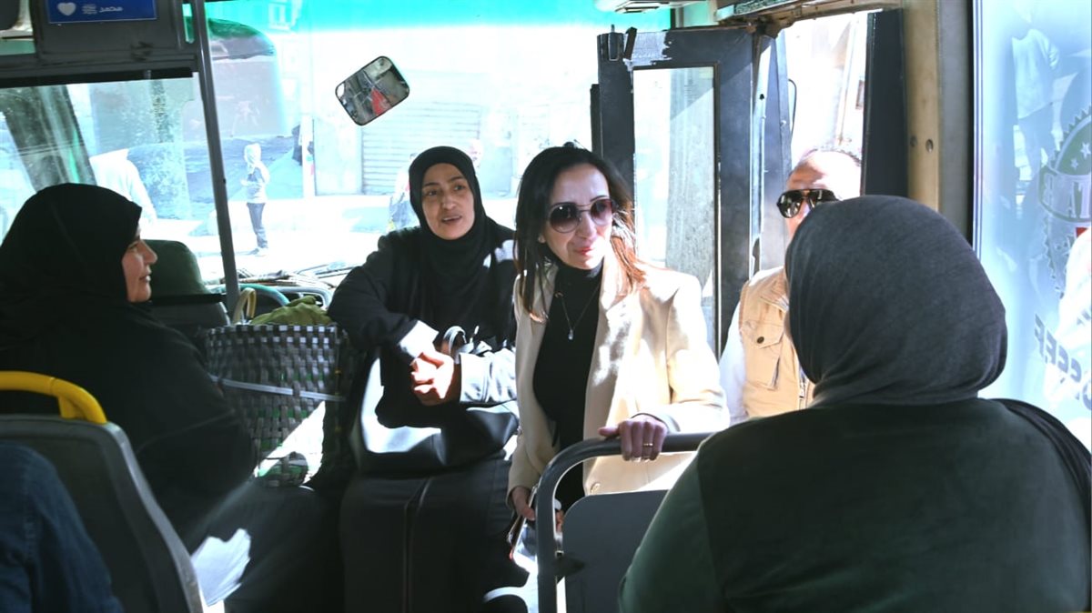 محافظ البحيرة تفاجئ الركاب وتهنئهم بشهر رمضان وتستمع لمطالبهم&nbsp;