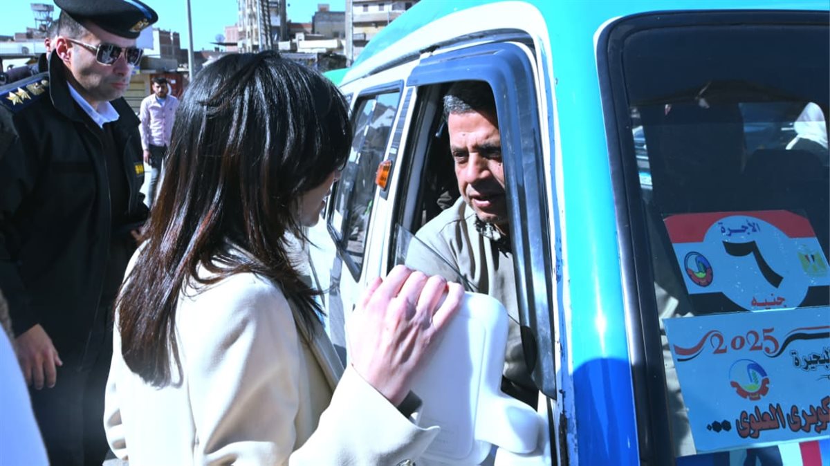 محافظ البحيرة تستوقف عدد من سيارات السرفيس بدمنهور