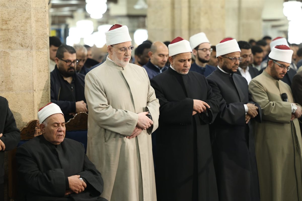 بروايات حفص وقنبل وخلف والدوري.. أئمة الجامع الأزهر يؤمون المصلين في صلاة التراويح بالقراءات المتواترة