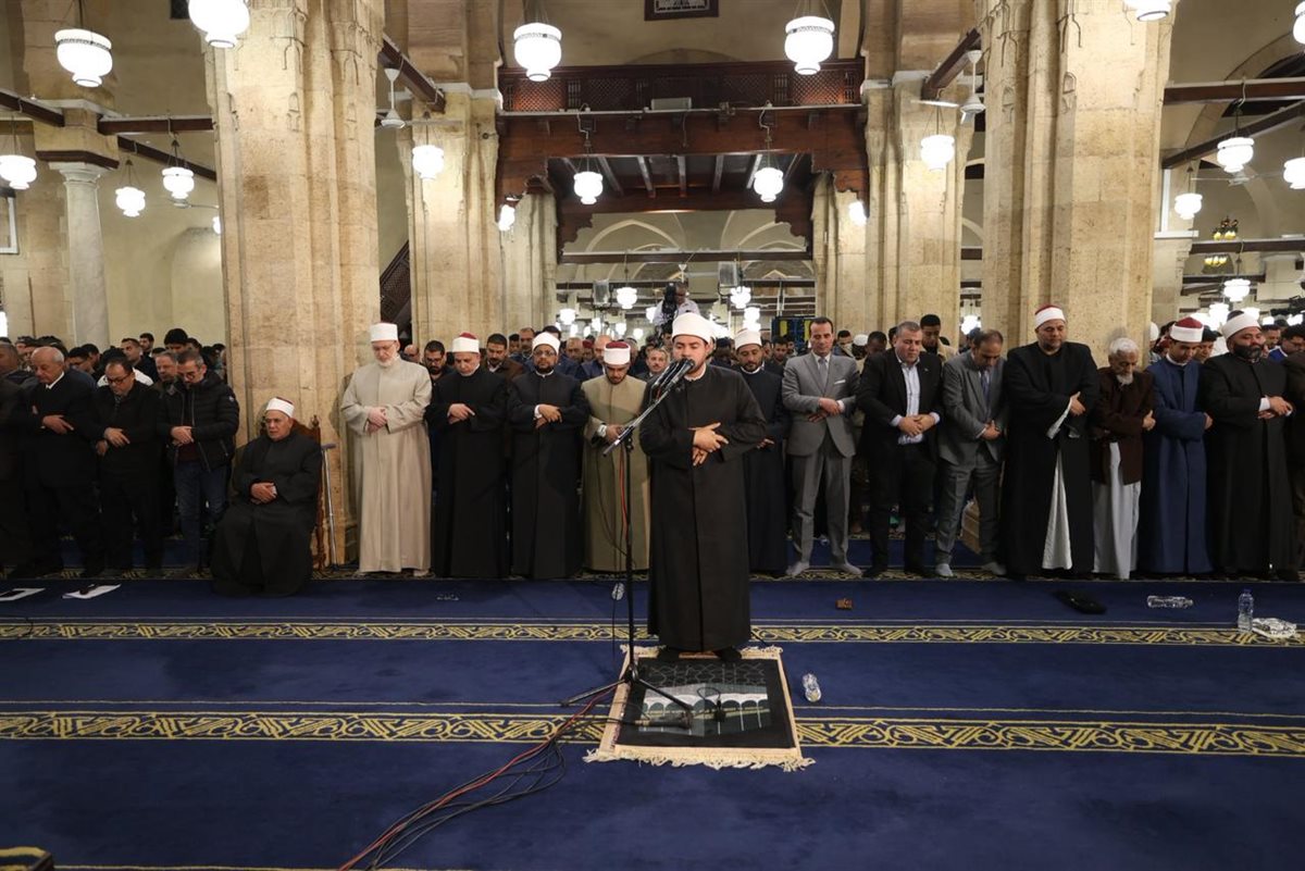 بروايات حفص وقنبل وخلف والدوري.. أئمة الجامع الأزهر يؤمون المصلين في صلاة التراويح بالقراءات المتواترة
