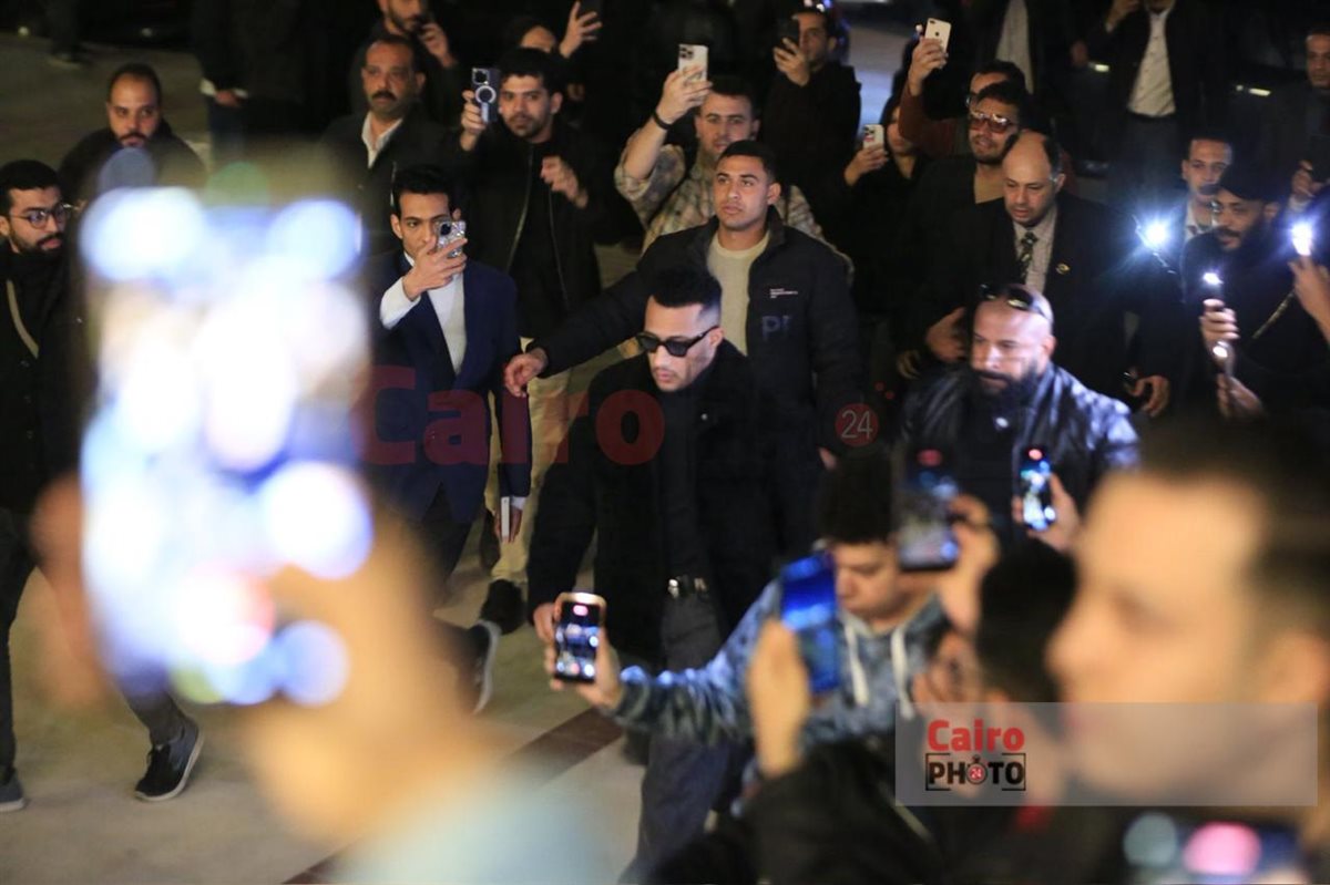 محمد رمضان يقدم العزاء في شقيق زينة
