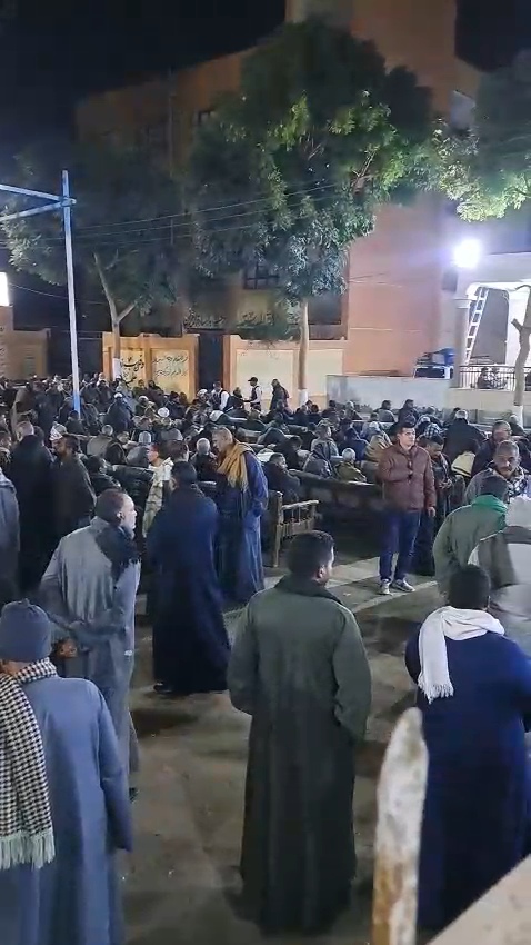 جانب من انتظار تشييع الجثمان&nbsp;