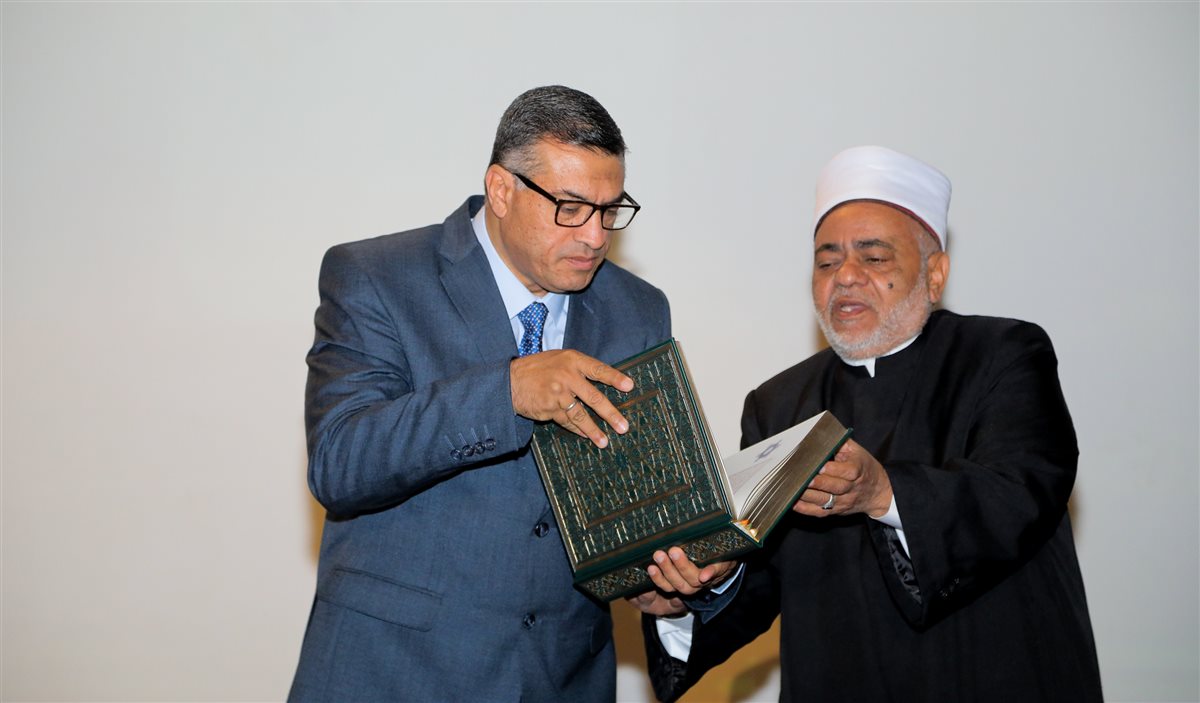 شيخ الأزهر يهدي محافظ قنا مصحفا بماء الذهب