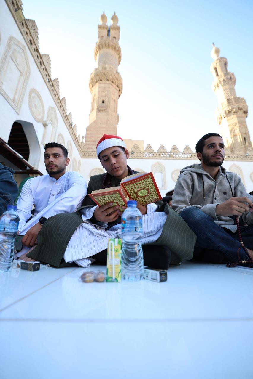 بيت الزكاة يوزع نحو 70 ألف وجبة على رواد الجامع الأزهر