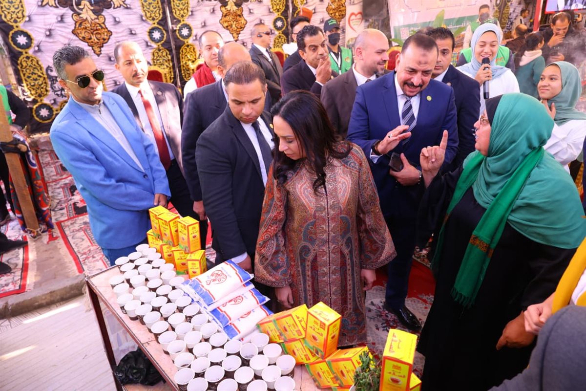 وزيرة التضامن تطلع على خدمات وحدة إطعام الحاجة عزيزة بإمبابة في الجيزة