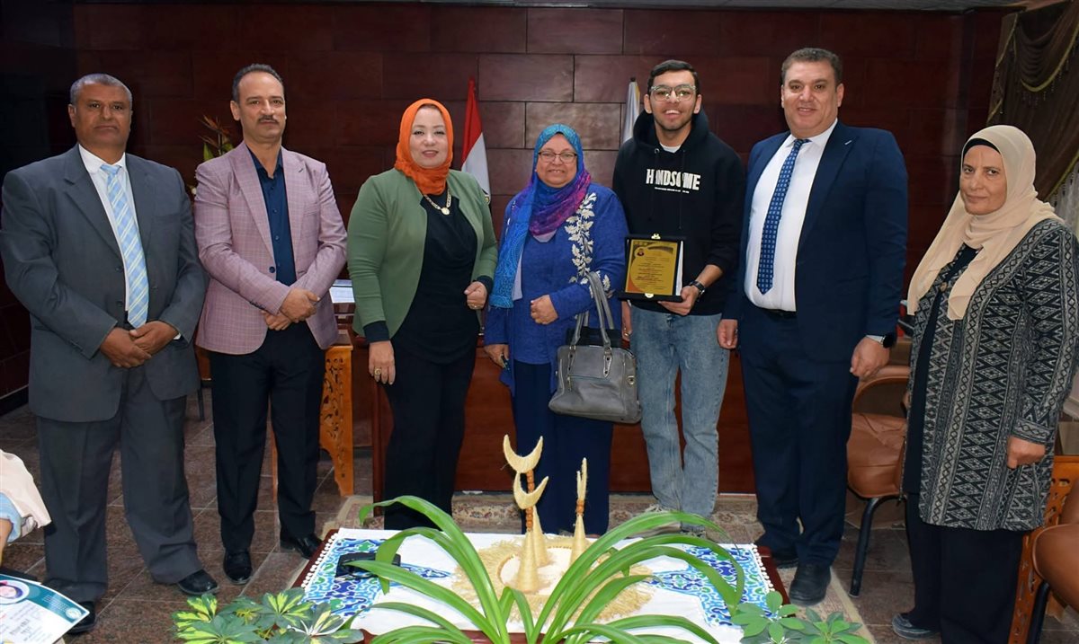 تكريم أوائل الثانوية العامة المشاركين في أوائل الطلبة 