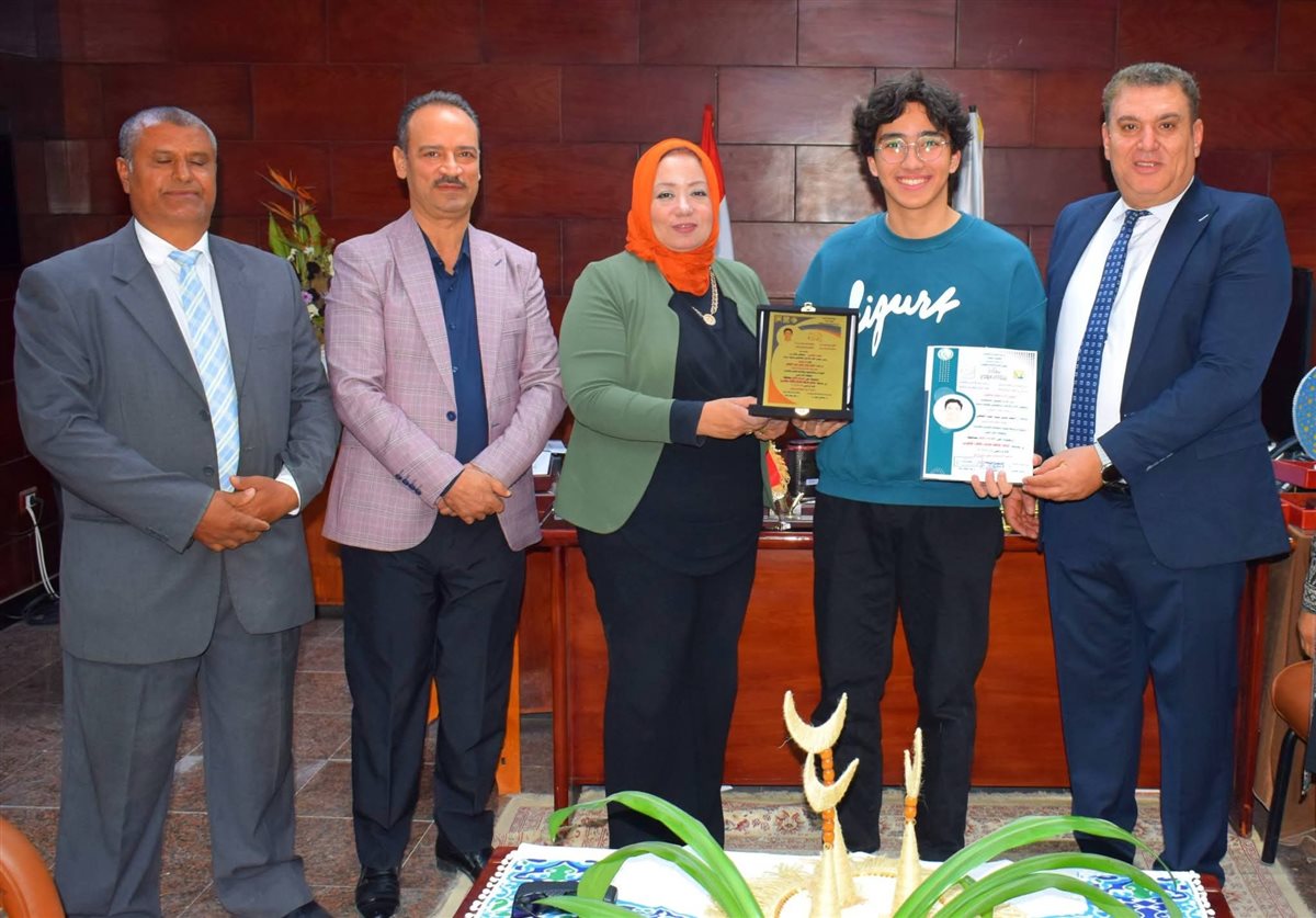 تكريم أوائل الثانوية العامة المشاركين في أوائل الطلبة 