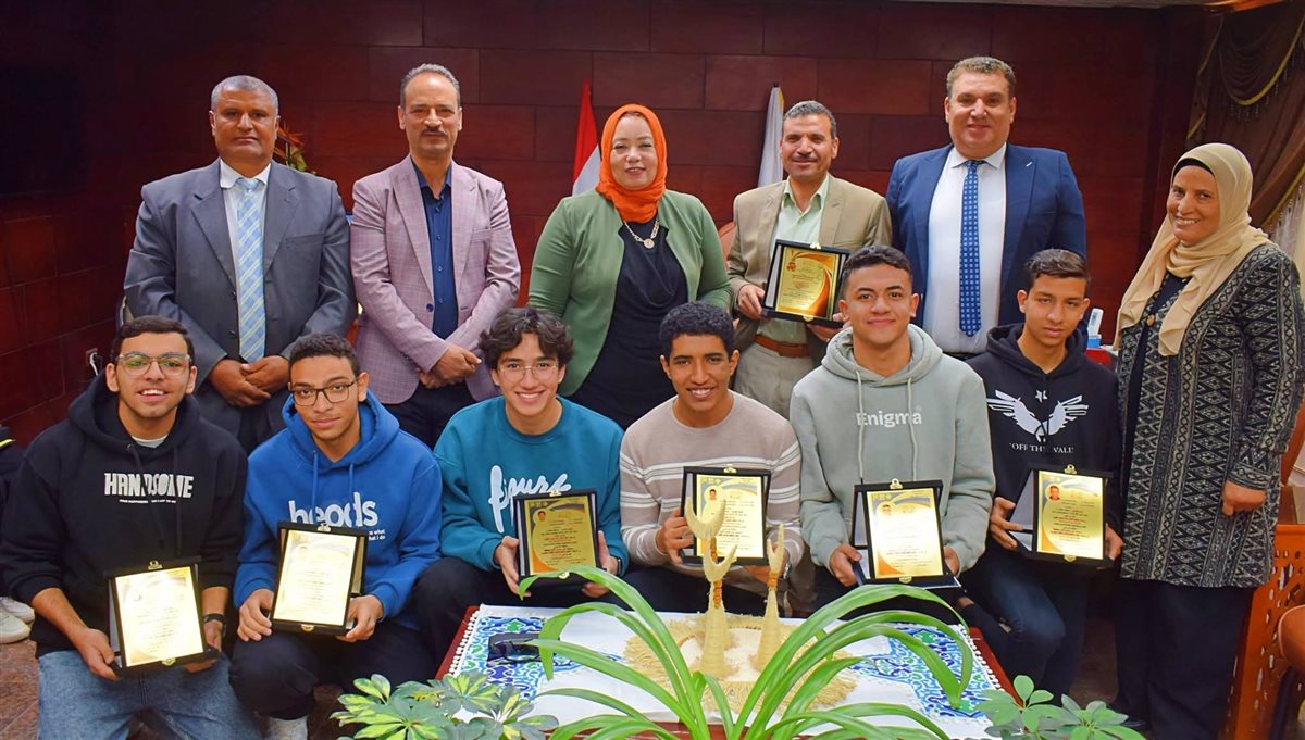 تكريم أوائل الثانوية العامة المشاركين في أوائل الطلبة 