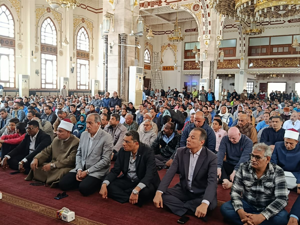 محافظ البحر الاحمر يؤدي صلاة الجمعة بمسجد الميناء بالغردقة 