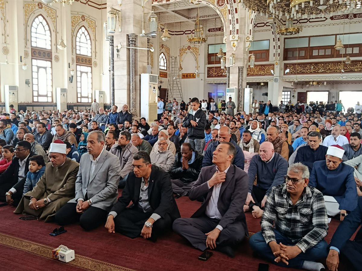 محافظ البحر الاحمر يؤدي صلاة الجمعة بمسجد الميناء بالغردقة 