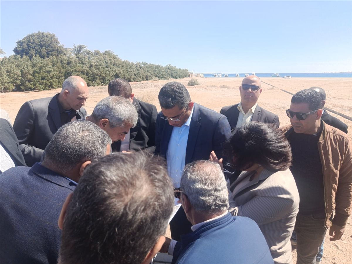محافظ البحر الاحمر يتفقد محطة تحلية مياه الشرب 