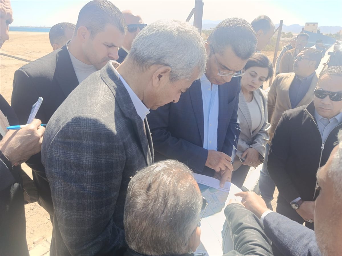 محافظ البحر الاحمر يتفقد محطة تحلية مياه الشرب 