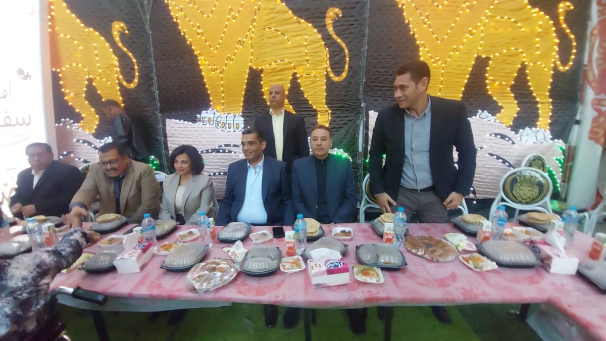 محافظ البحر الأحمر يلبي دعوة الإفطار من أهالي مدينة سفاجا