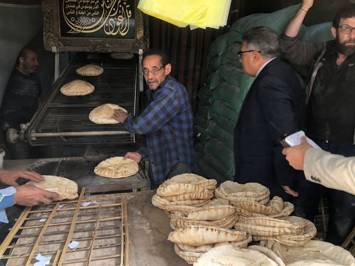 محافظ الدقهلية يجري جولة مفاجئة على مخابز المنصورة
