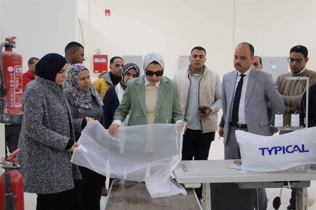 جانب من جولة محافظ الوادى الجديد بمصنع اكياس الزماط