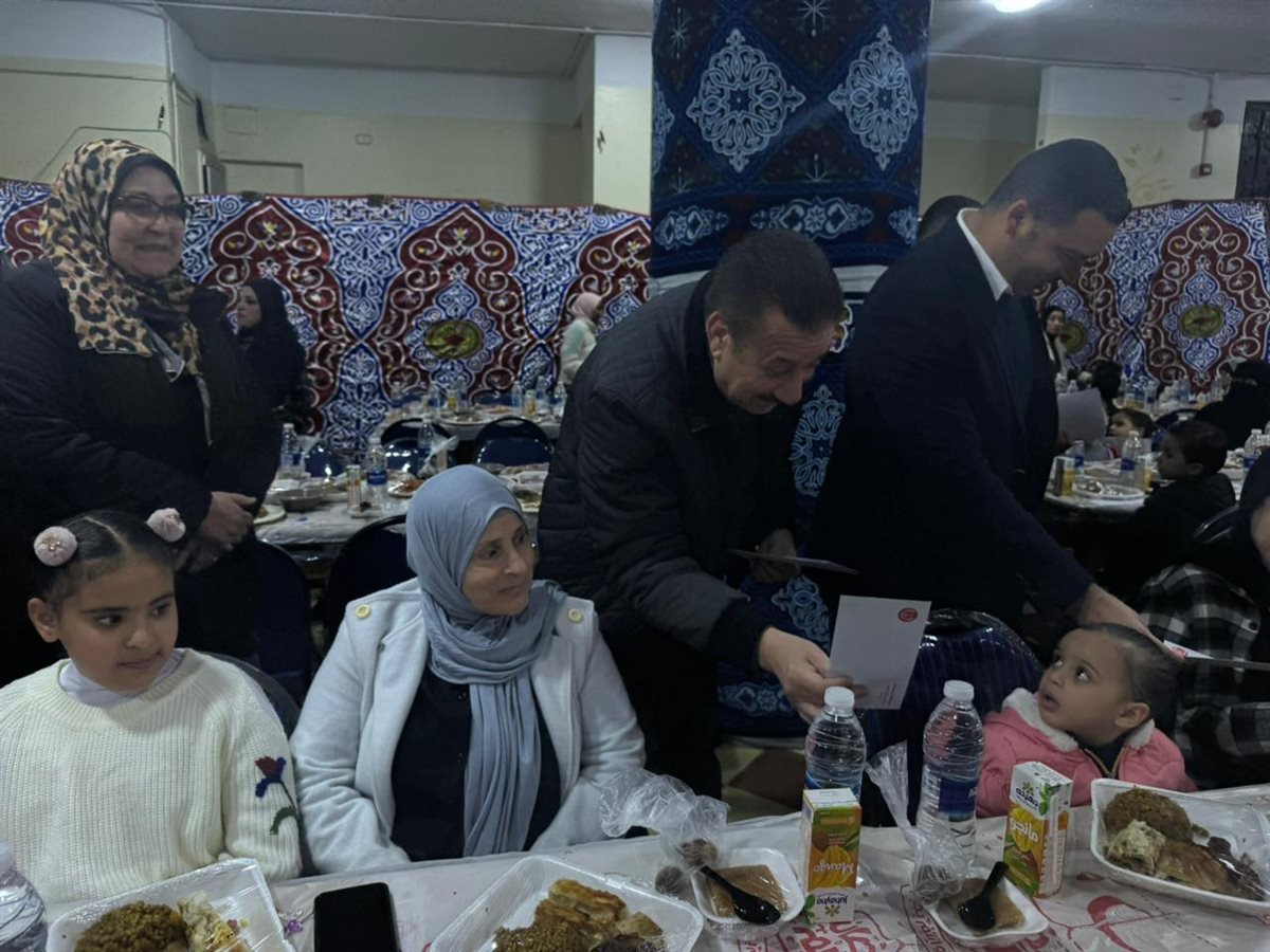 محافظ بورسعيد يوزع عيديات على الأيتام 