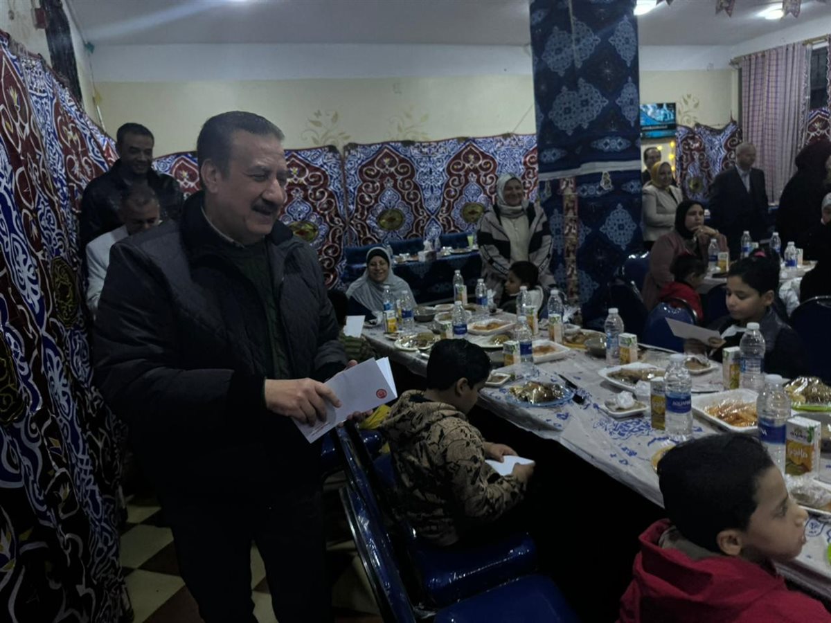 محافظ بورسعيد يوزع عيديات على الأيتام 