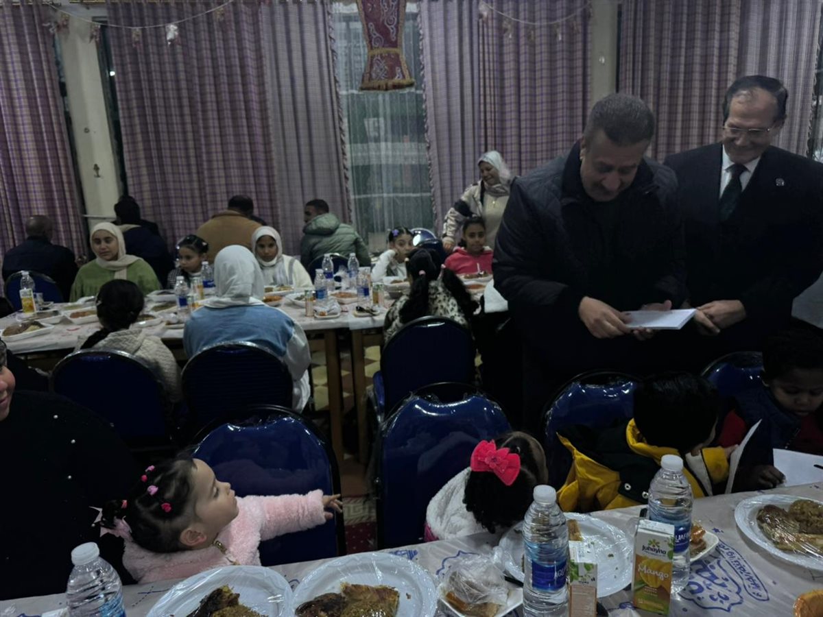 محافظ بورسعيد يوزع عيديات على الأيتام 