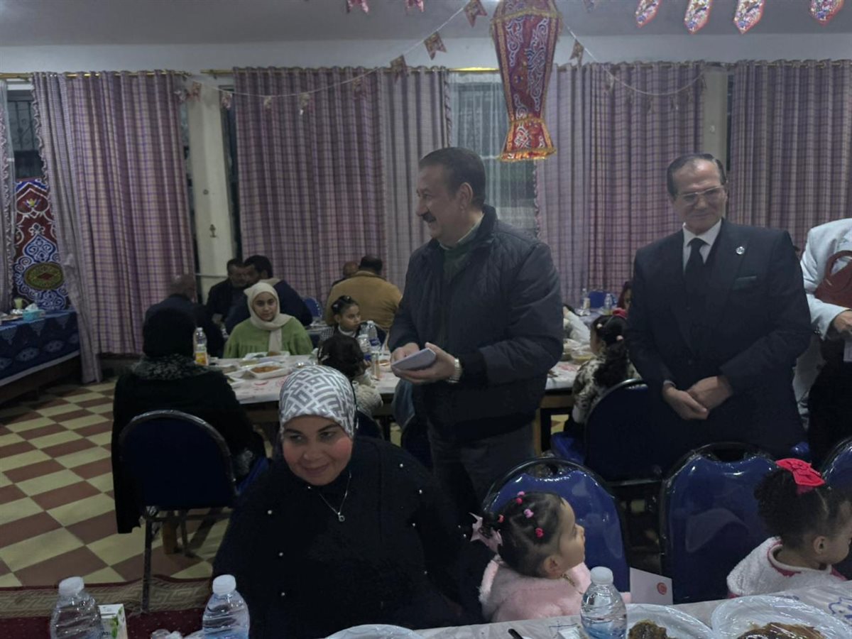 محافظ بورسعيد يوزع عيديات على الأيتام 