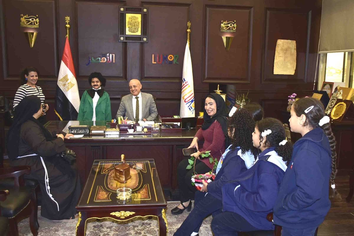محافظ الأقصر يستقبل طلاب مدرسة الراهبات&nbsp;