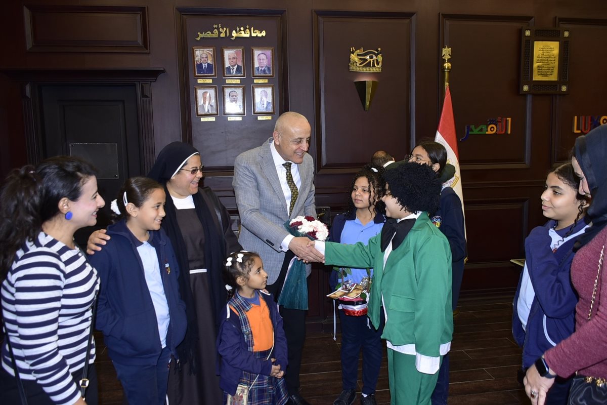 محافظ الأقصر يستقبل طلاب مدرسة الراهبات&nbsp;