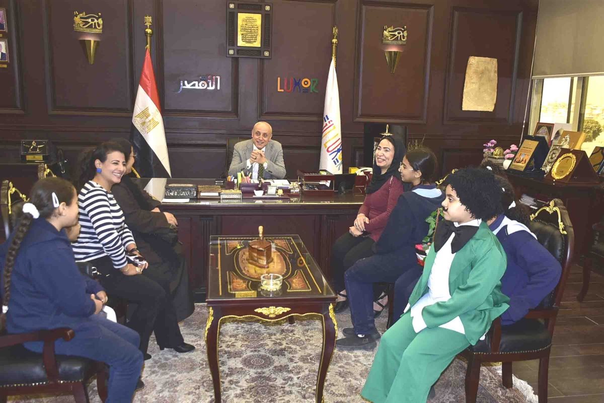 محافظ الأقصر يستقبل طلاب مدرسة الراهبات&nbsp;