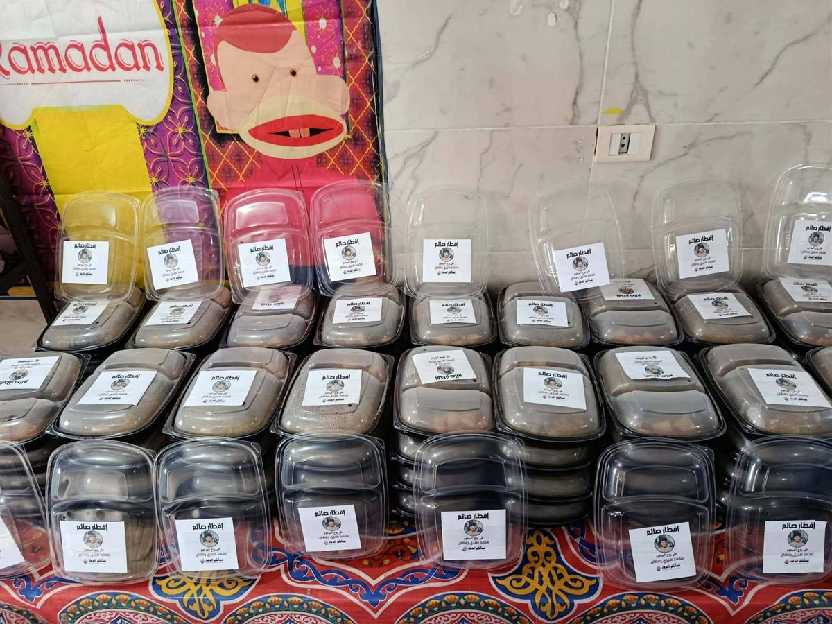 جانب من الوجبات التي تم توزيعها بالمنوفية&nbsp;