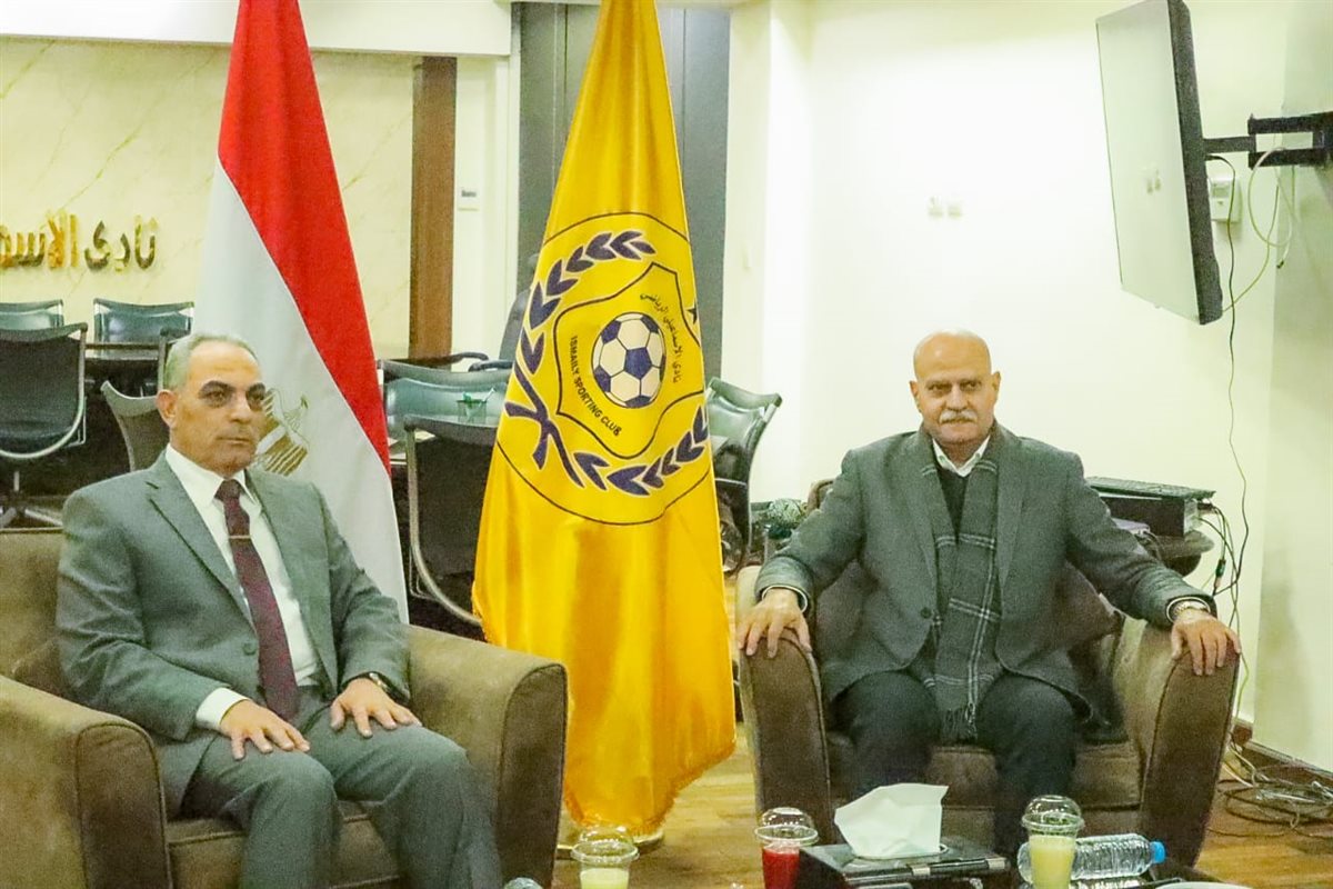 محافظ الإسماعيلية يدعم لاعبي النادي الإسماعيلي قبل مواجهة النادي المصري