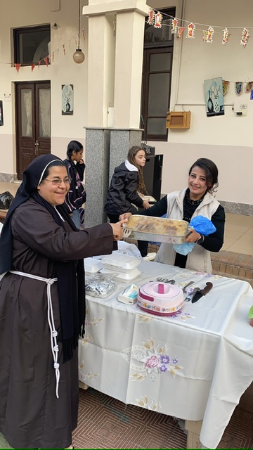 الراهبات يعددن مائدة إفطار الصائمين&nbsp;