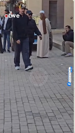 بصحبة نجله.. الشحات مبروك يودع زوجته من مسجد الدسوقي بكفر الشيخ