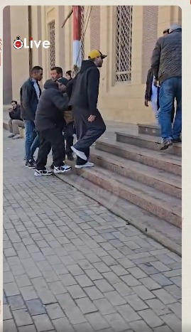بصحبة نجله.. الشحات مبروك يودع زوجته من مسجد الدسوقي بكفر الشيخ