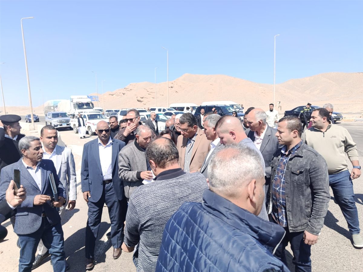 محافظ البحر الأحمر يتفقد طريق القصير - قفط