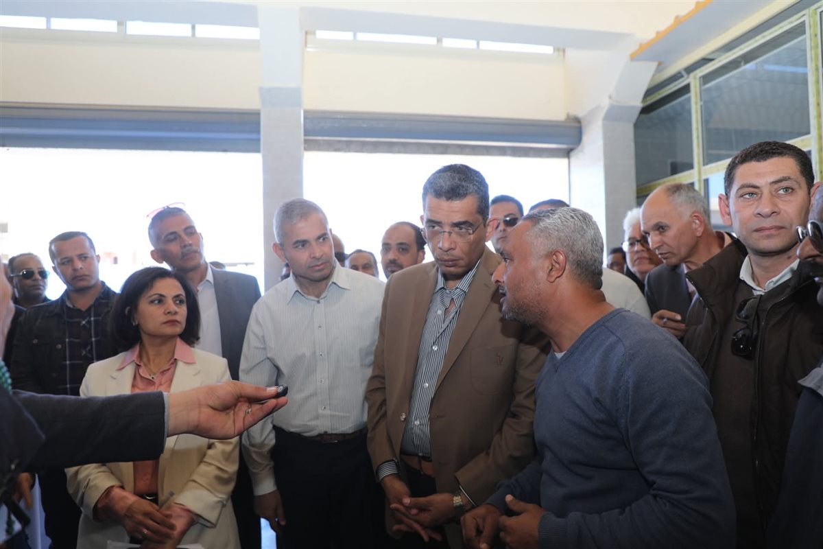  محافظ البحر الأحمر يتفقد محطة تحلية المياه بالقصير 