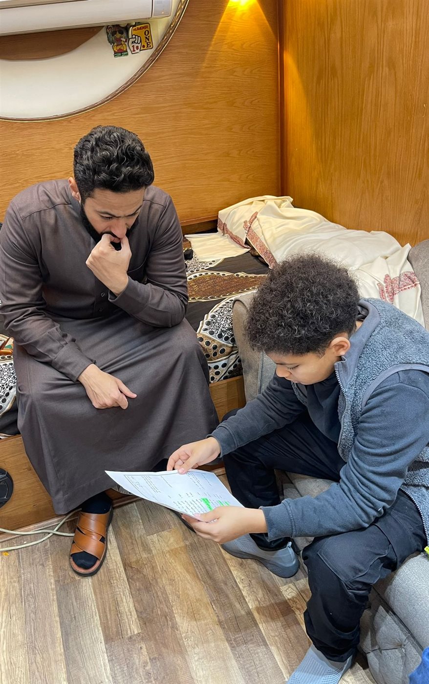 حماده هلال ونجله يوسف في كواليس المداح