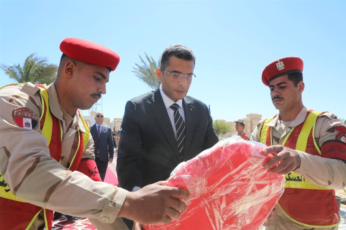 محافظ البحر الاحمر يضع إكليل من الزهور 
