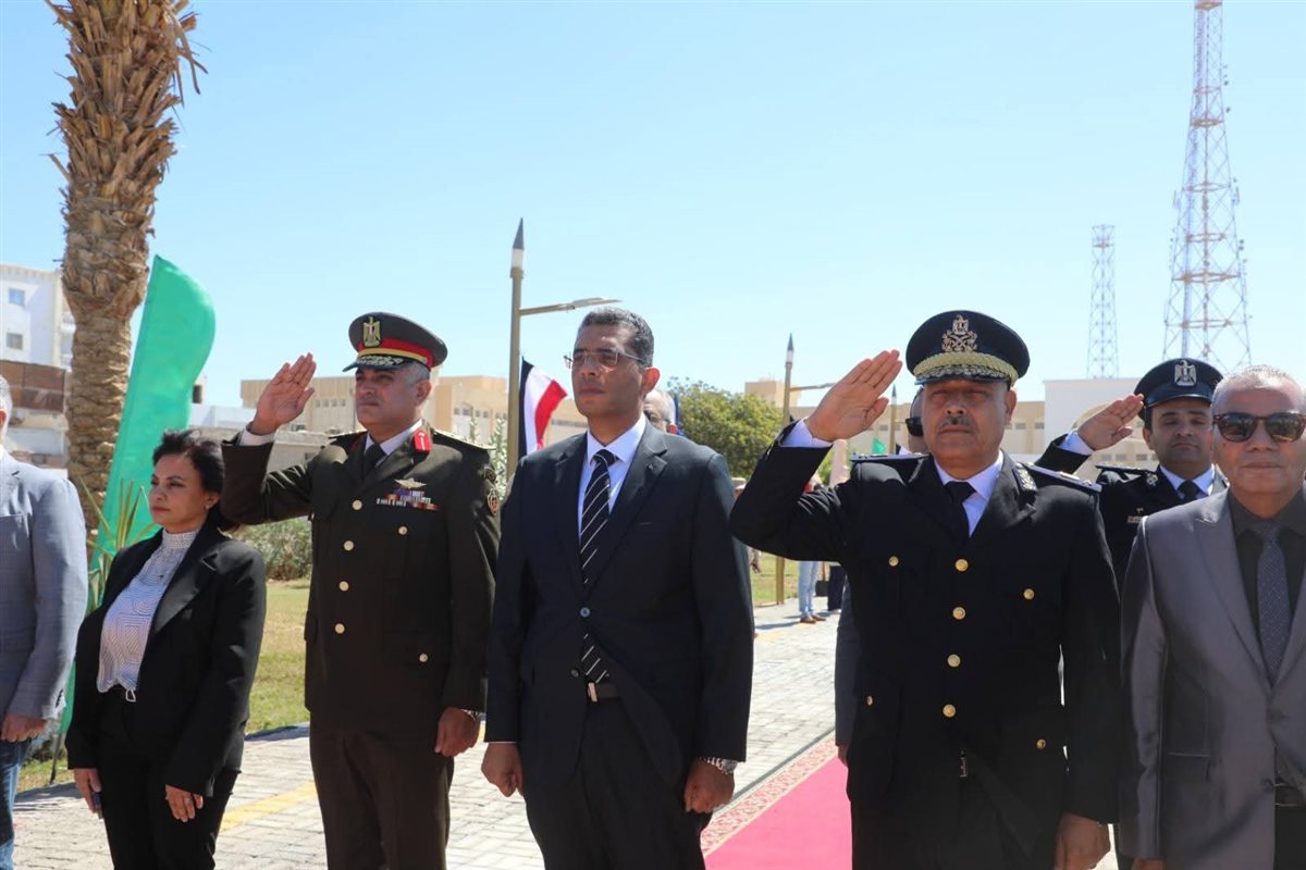 محافظ البحر الاحمر يضع إكليل من الزهور 