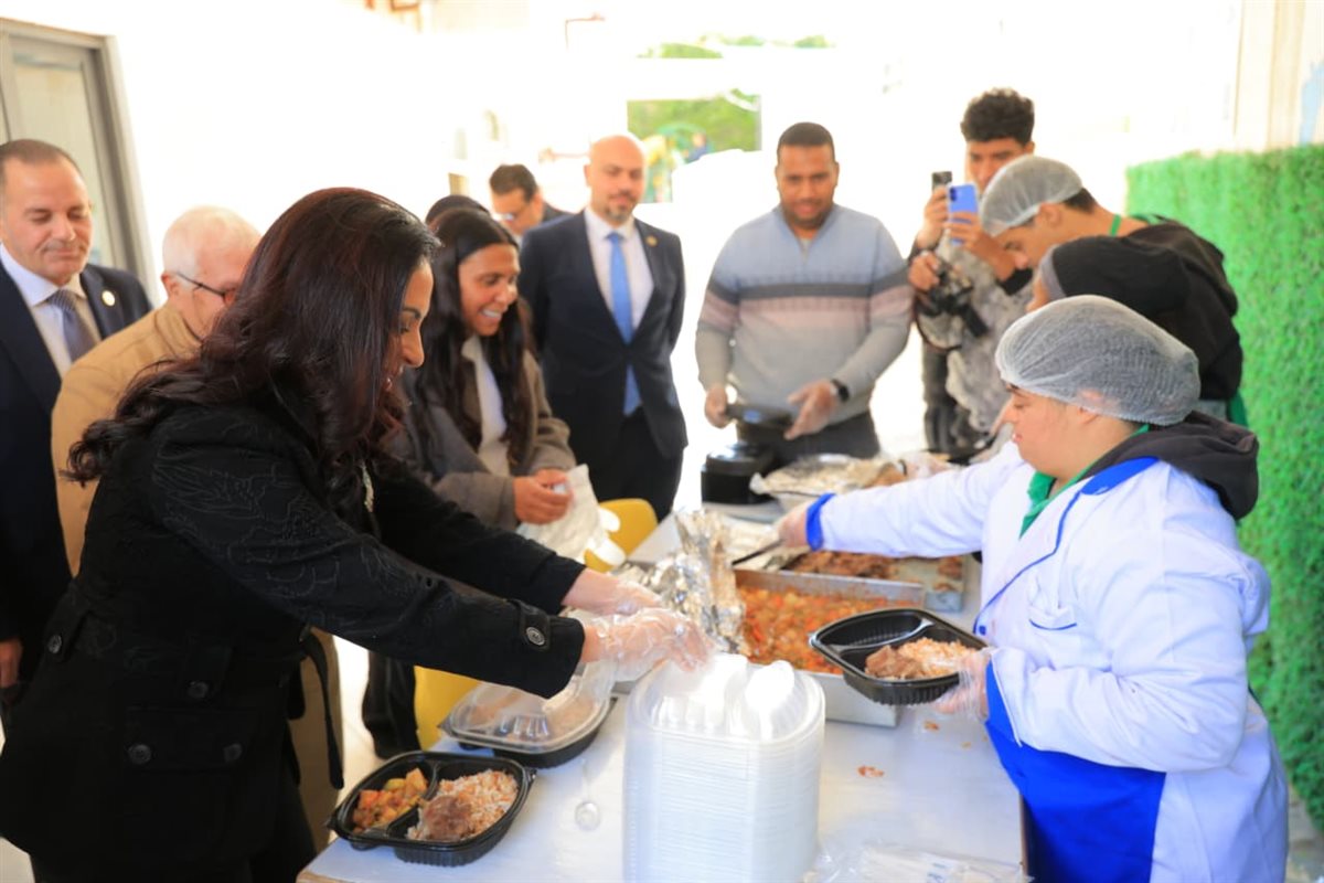 لفتة إنسانية.. وزيرة التضامن تعد الوجبات مع ذوي الهمم داخل «مطبخ الملائكة»