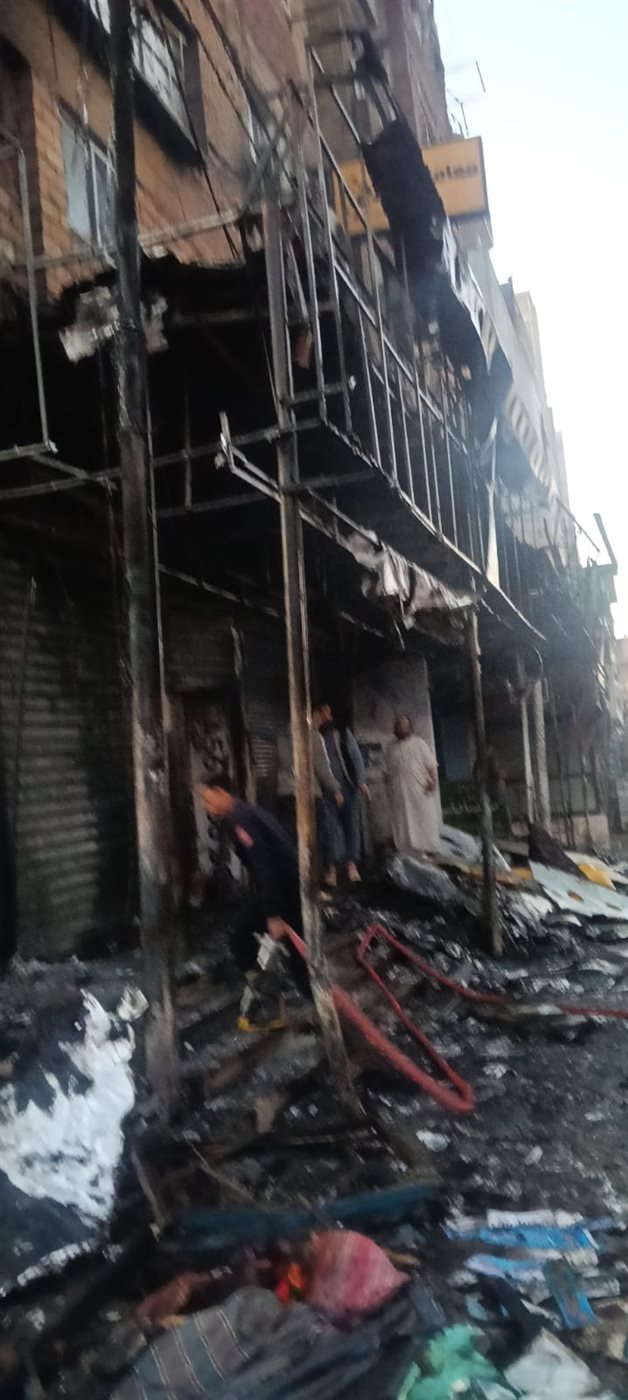 حريق يلتهم 3 محلات تجارية بمدينة كوم أمبو بأسوان