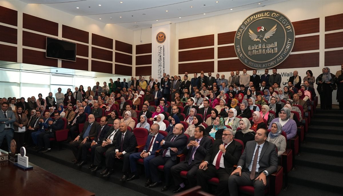 الدكتور إسلام عزام يلتقي بالعاملين&nbsp;
